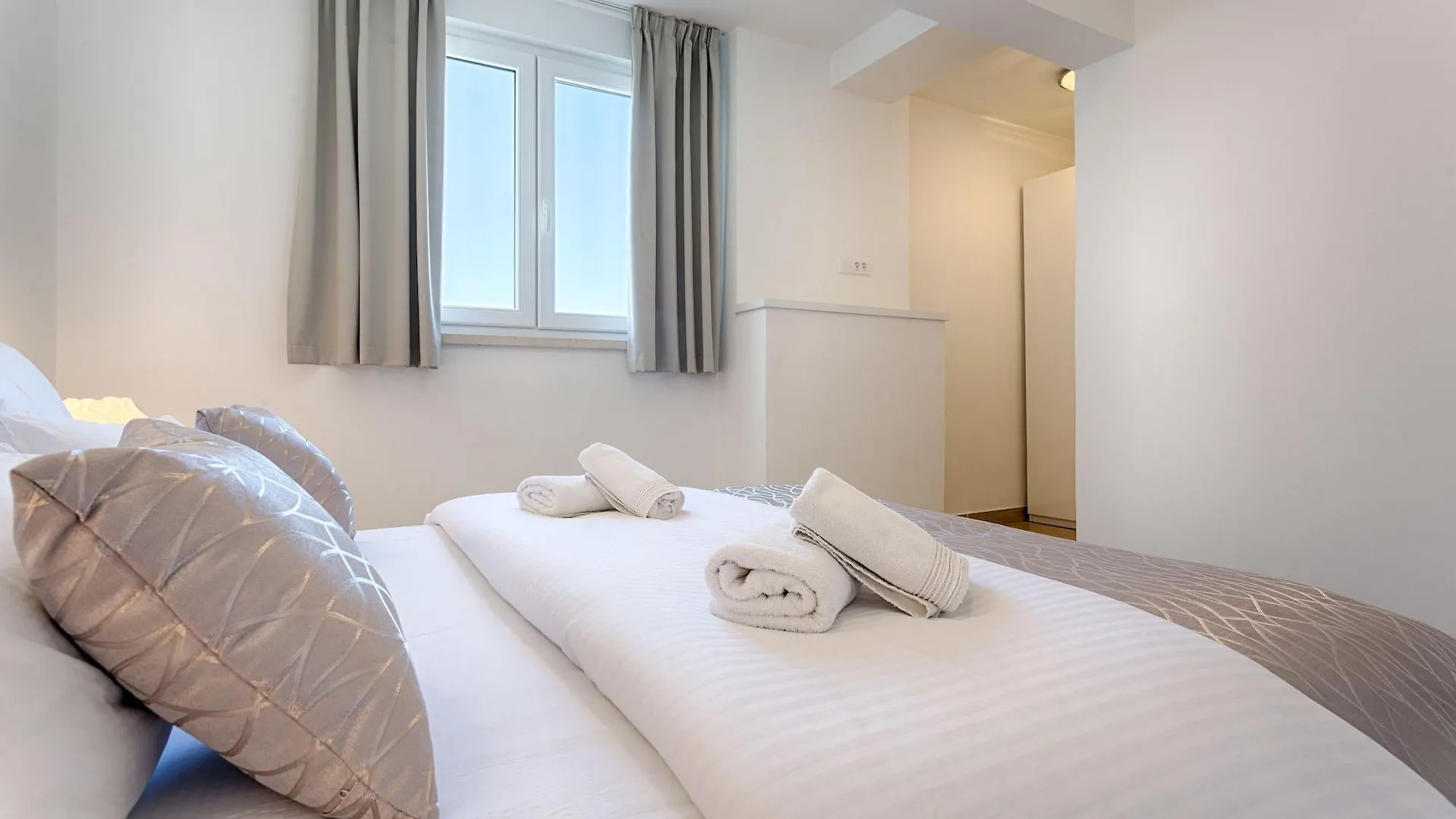 Adriatic Queen Rooms & Apartments Split 0*,
